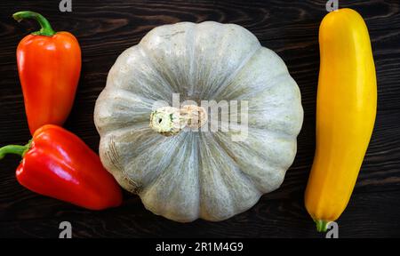 Moelle végétale, citrouille et poivron sur une table en bois sombre, vue du dessus. Reste de la vie de nourriture biologique, citrouille blanche et courgettes, plat. Récolte, Banque D'Images