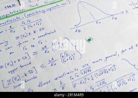 Papier avec des calculs mathématiques écrits comme arrière-plan, gros plan Banque D'Images