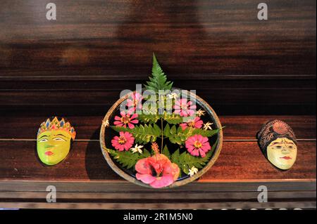 Masque javanais sur table en bois Banque D'Images