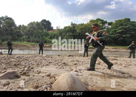 Des militaires appartenant aux Forces armées nationales bolivariennes (FANB) patrouillent près de la rivière T·chira, frontière naturelle entre le Venezuela et la Colombie, au cours d'opérations militaires pour la défense et la protection du passage frontalier. Selon des sources officielles, il y a eu un déploiement de plus de 1 300 soldats ainsi que des policiers appartenant aux différentes composantes des forces armées vénézuéliennes, par le biais d'une opération dont l'objectif principal est de contrôler les routes illégales connues sous le nom de « Trochas » pour traverser la frontière et, de cette manière, Réduire la criminalité dans la région frontalière de la Colombie. Banque D'Images