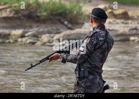 Des militaires appartenant aux Forces armées nationales bolivariennes (FANB) patrouillent près de la rivière T·chira, frontière naturelle entre le Venezuela et la Colombie, au cours d'opérations militaires pour la défense et la protection du passage frontalier. Selon des sources officielles, il y a eu un déploiement de plus de 1 300 soldats ainsi que des policiers appartenant aux différentes composantes des forces armées vénézuéliennes, par le biais d'une opération dont l'objectif principal est de contrôler les routes illégales connues sous le nom de « Trochas » pour traverser la frontière et, de cette manière, Réduire la criminalité dans la région frontalière de la Colombie. Banque D'Images