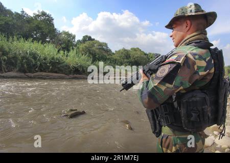 Des militaires appartenant aux Forces armées nationales bolivariennes (FANB) patrouillent près de la rivière T·chira, frontière naturelle entre le Venezuela et la Colombie, au cours d'opérations militaires pour la défense et la protection du passage frontalier. Selon des sources officielles, il y a eu un déploiement de plus de 1 300 soldats ainsi que des policiers appartenant aux différentes composantes des forces armées vénézuéliennes, par le biais d'une opération dont l'objectif principal est de contrôler les routes illégales connues sous le nom de « Trochas » pour traverser la frontière et, de cette manière, Réduire la criminalité dans la région frontalière de la Colombie. Banque D'Images