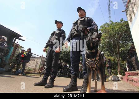 Le personnel militaire appartenant aux Forces armées nationales bolivariennes (FANB) surveille les environs de la rive de la rivière T·chira, frontière naturelle entre le Venezuela et la Colombie, au cours des opérations militaires pour la défense et la protection du passage frontalier. Selon des sources officielles, il y a eu un déploiement de plus de 1 300 soldats ainsi que des policiers appartenant aux différentes composantes des forces armées vénézuéliennes, par le biais d'une opération dont l'objectif principal est de contrôler les routes illégales connues sous le nom de « Trochas » pour traverser la frontière et, de cette manière, Réduire la criminalité dans la région frontalière de la Colombie. Banque D'Images