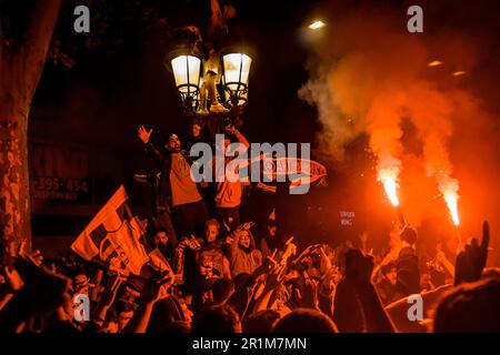 Barcelone, Espagne. 14th mai 2023. Les fans du FC Barcelone dansent sous les fusées rouges devant la fontaine Canaletes célébrant la ligue 27th. Credit: Matthias Oesterle/Alamy Live News Banque D'Images