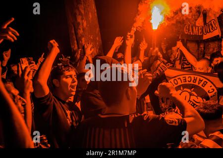 Barcelone, Espagne. 14th mai 2023. Les fans du FC Barcelone dansent sous les fusées rouges devant la fontaine Canaletes célébrant la ligue 27th. Credit: Matthias Oesterle/Alamy Live News Banque D'Images