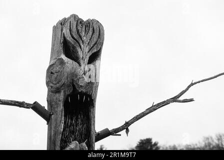 Coppal House Farm - Lee, New Hampshire - avril 2023. Un totem en bois créeppé sculpté comme un monstre protège la ferme lors d'une journée envahie. Cette image était t Banque D'Images