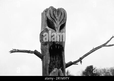 Coppal House Farm - Lee, New Hampshire - avril 2023. Un totem en bois créeppé sculpté comme un monstre protège la ferme lors d'une journée envahie. Cette image était t Banque D'Images