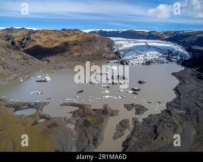Une scène pittoresque d'un lac tranquille, avec plusieurs grands morceaux de glace incurvés et déchiquetés flottant dans l'eau Banque D'Images