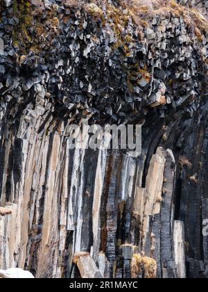 Un paysage spectaculaire avec des formations rocheuses naturelles ressemblant à la tête d'un géant Banque D'Images