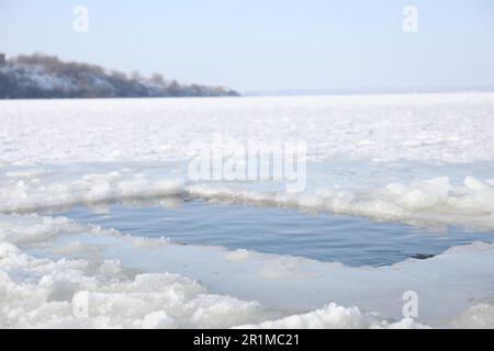 Trou de glace dans la rivière le jour d'hiver. Rituel de baptême Banque D'Images