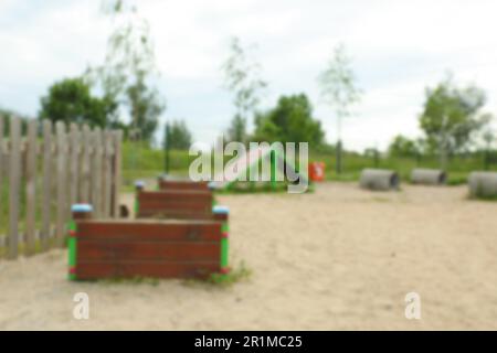 Un véhicule en bois se relève, le roi de la colline et les chiens s'rampent dans la zone d'entraînement des animaux à l'extérieur, vue floue Banque D'Images