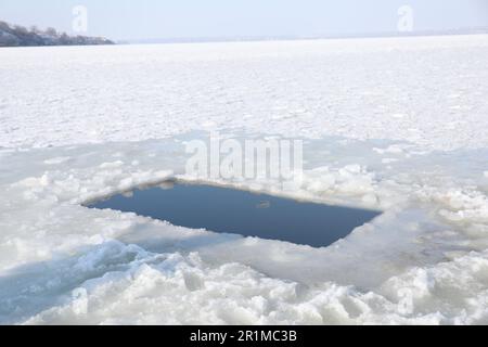 Trou de glace dans la rivière le jour d'hiver. Rituel de baptême Banque D'Images