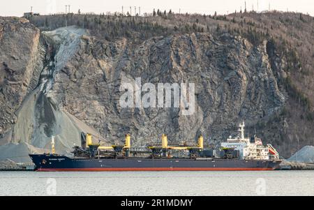 Le navire Algoma Verity prend une charge de granulats produits à la carrière de Porcupine Mountain à Auld's Cove, en Nouvelle-Écosse. L'agrégat est un mélange de c Banque D'Images