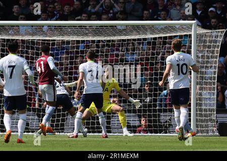 Birmingham, Royaume-Uni. 13th mai 2023. Jacob Ramsey, d'Aston Villa (41), marque le but de ses équipes en 1st. Match Premier League, Aston Villa v Tottenham Hotspur à Villa Park à Birmingham le samedi 13th mai 2023. Cette image ne peut être utilisée qu'à des fins éditoriales. Usage éditorial seulement, photo par Andrew Orchard/Andrew Orchard sports photographie/Alamy Live News crédit: Andrew Orchard sports photographie/Alamy Live News Banque D'Images