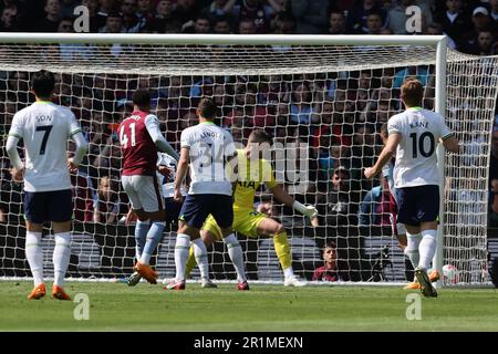 Birmingham, Royaume-Uni. 13th mai 2023. Jacob Ramsey, d'Aston Villa (41), marque le but de ses équipes en 1st. Match Premier League, Aston Villa v Tottenham Hotspur à Villa Park à Birmingham le samedi 13th mai 2023. Cette image ne peut être utilisée qu'à des fins éditoriales. Usage éditorial seulement, photo par Andrew Orchard/Andrew Orchard sports photographie/Alamy Live News crédit: Andrew Orchard sports photographie/Alamy Live News Banque D'Images