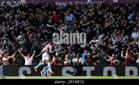 Birmingham, Royaume-Uni. 13th mai 2023. Jacob Ramsey, d'Aston Villa (41), célèbre avec ses coéquipiers après avoir atteint le but de 1st de ses équipes. Match Premier League, Aston Villa v Tottenham Hotspur à Villa Park à Birmingham le samedi 13th mai 2023. Cette image ne peut être utilisée qu'à des fins éditoriales. Usage éditorial seulement, photo par Andrew Orchard/Andrew Orchard sports photographie/Alamy Live News crédit: Andrew Orchard sports photographie/Alamy Live News Banque D'Images