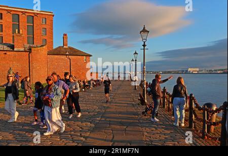 Promenade de la rivière Mersey au crépuscule, Albert Dock, Pierhead, Liverpool, Merseyside, Angleterre, Royaume-Uni, Banque D'Images