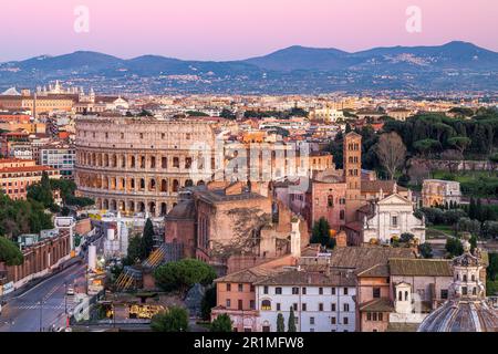 Rome, Italie surplombant le Forum romain et le Colisée au crépuscule. Banque D'Images