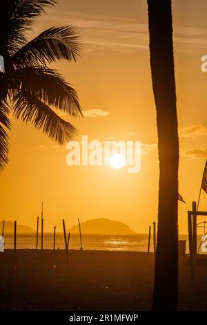 Lever du soleil sur la plage de Copacabana à Rio de Janeiro, au Brésil. Banque D'Images