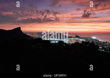 Aube dans la vue chinoise à Rio de Janeiro, Brésil. Banque D'Images