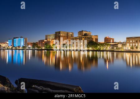 Wilmington, Caroline du Nord, États-Unis, vue d'horizon du centre-ville sur la rivière Cape Fear la nuit. Banque D'Images