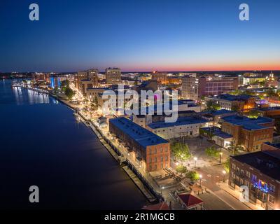 Wilmington, Caroline du Nord, États-Unis, paysage urbain aérien au-dessus de la rivière Cape Fear à l'aube. Banque D'Images
