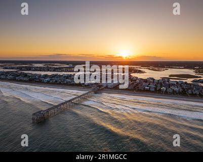Wrightsville Beach, Caroline du Nord au-dessus de la côte au coucher du soleil. Banque D'Images
