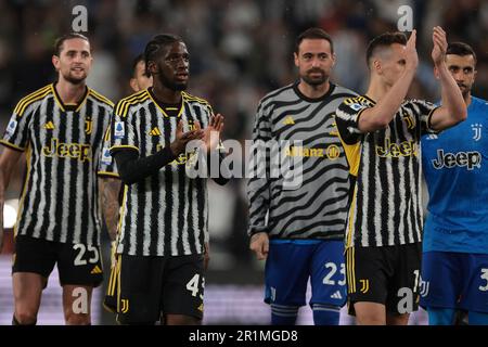 Turin, Italie. 14th mai 2023. Samuel Iling-Junior et Arkadiusz Milik de Juventus applaudissent les fans après le coup de sifflet final du match de Serie A au stade Allianz, à Turin. Crédit photo à lire: Jonathan Moscrop/Sportimage crédit: Sportimage Ltd/Alay Live News Banque D'Images