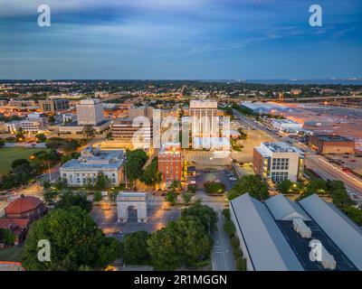 Newport News, Virginie, États-Unis d'en haut à la tombée de la nuit. Banque D'Images