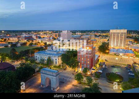 Newport News, Virginie, États-Unis d'en haut à la tombée de la nuit. Banque D'Images