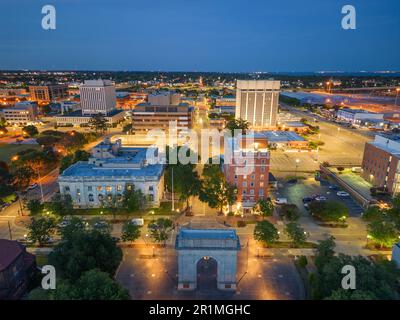 Newport News, Virginie, États-Unis d'en haut à la tombée de la nuit. Banque D'Images