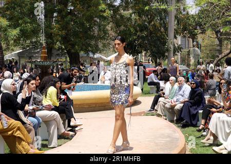 (230515) -- LE CAIRE, 15 mai 2023 (Xinhua) -- Un modèle présente une création à la première édition de la semaine de la mode en Egypte au Caire, Egypte, 13 mai 2023. Plus de 70 designers égyptiens ont présenté leurs collections sur la piste et en dehors lors de la première édition de la semaine de la mode en Égypte, un événement de quatre jours qui a commencé vendredi. L'événement, organisé par le Conseil égyptien de la mode et du design (EFDC) sous les auspices du Ministère égyptien de la planification et du développement économique, du Ministère du Tourisme et des Antiquités et du Ministère de l'Agriculture et de la réhabilitation des terres, se tient dans un certain nombre de mu égyptiens Banque D'Images