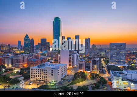 Dallas, Texas, États-Unis, horizon du centre-ville à l'aube. Banque D'Images