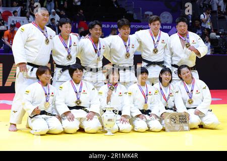 Stade Ali Bin Hamad Al Attiyah, Doha, Qatar. 14th mai 2023. Japan team group (JPN), 14 MAI 2023 -Judo : Championnats du monde de judo Doha 2023 cérémonie de remise des prix des équipes mixtes à l'arène Ali Bin Hamad Al Attiyah, Doha, Qatar. Crédit: Naoki Nishimura/AFLO SPORT/Alay Live News Banque D'Images