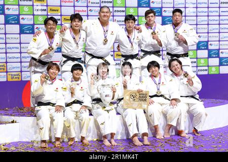 Stade Ali Bin Hamad Al Attiyah, Doha, Qatar. 14th mai 2023. Japan team group (JPN), 14 MAI 2023 -Judo : Championnats du monde de judo Doha 2023 cérémonie de remise des prix des équipes mixtes à l'arène Ali Bin Hamad Al Attiyah, Doha, Qatar. Crédit: Naoki Nishimura/AFLO SPORT/Alay Live News Banque D'Images