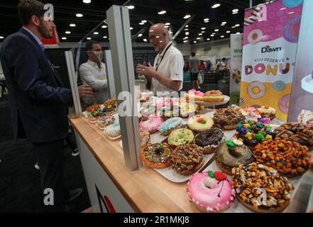Vancouver, Canada. 14th mai 2023. Différentes créations de beignets sont exposées sur un stand lors de la présentation de la boulangerie 2023 qui a lieu au Vancouver Convention Centre, à Vancouver, en Colombie-Britannique, au Canada, en Ontario, à 14 mai 2023. Credit: Liang Sen/Xinhua/Alay Live News Banque D'Images