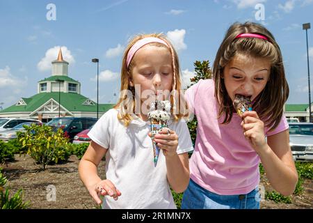 Sevierville Tennessee, Smoky Mountains, les sœurs mangent de la glace à la galerie commerciale Tanger, les visiteurs voyage visite touristique site touristique sites touristiques cu Banque D'Images