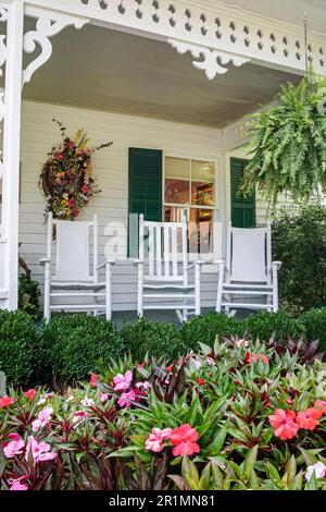 Sevierville Tennessee, Robert Tino's Gallery, chaises à bascule sous le porche avant Banque D'Images