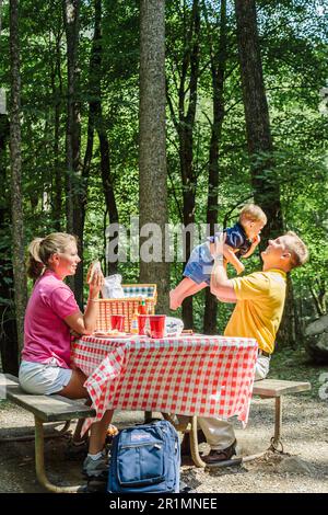 Tennessee Great Smoky Mountains National Park, famille familles mère père enfants table de pique-nique manger nature cadre naturel, Banque D'Images