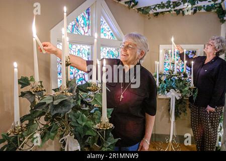 Sevierville Tennessee, jardin anglais Chapelle de mariage, intérieur femme senior femmes lumières bougies, Banque D'Images