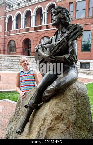 Tennessee Sevier County Courthouse Sevierville, Dolly Parton statue public art, fille admire regarde, Banque D'Images