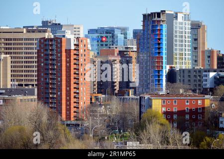 Immeubles d'appartements sur la rue Brunswick au centre-ville de Halifax, avec tours de bureaux en arrière-plan Banque D'Images