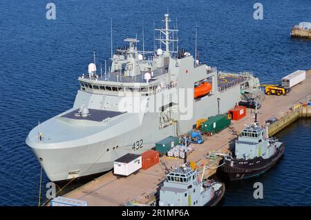 Le NCSM Max Bernays, un navire de patrouille extracôtier de classe Harry DeWolf de la Marine royale du Canada construit par Irving Shipbuilding, au chantier naval HMC de Halifax Banque D'Images