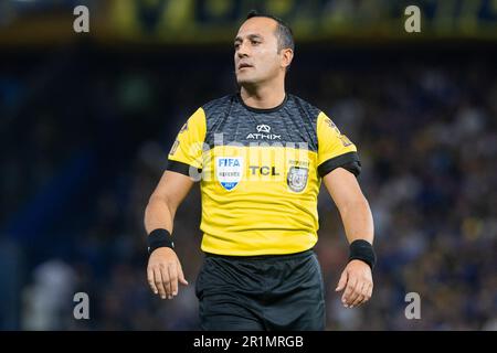 Buenos Aires, Argentine. 14th mai 2023. L'arbitre Fernando Espinoza regarde pendant un match professionnel 2023 de la Ligue entre Boca Juniors et Belgrano à l'Estadio Alberto J. Armando. Note finale; Boca Juniors 2:0 Belgrano (photo de Manuel Cortina/SOPA Images/Sipa USA) crédit: SIPA USA/Alay Live News Banque D'Images