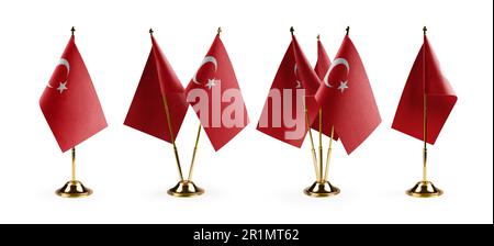 Petits drapeaux nationaux de la Turquie sur fond blanc. Banque D'Images