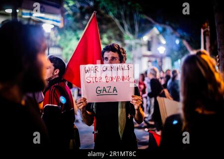 Tel Aviv, Israël. 10th mai 2023. Un jeune israélien tient un écriteau lors d'une manifestation contre la guerre. Israël et le Jihad islamique ont accepté un cessez-le-feu samedi, après des jours de violence qui ont coûté la vie à au moins 34 Palestiniens et un israélien. Crédit : SOPA Images Limited/Alamy Live News Banque D'Images