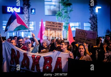 Tel Aviv, Israël. 10th mai 2023. Les manifestants israéliens tiennent des pancartes lors d'une manifestation contre la guerre. Israël et le Jihad islamique ont accepté un cessez-le-feu samedi, après des jours de violence qui ont coûté la vie à au moins 34 Palestiniens et un israélien. Crédit : SOPA Images Limited/Alamy Live News Banque D'Images