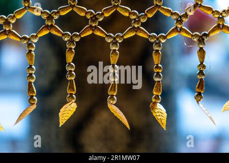 Perles décoratives au temple bouddhiste Wat Hosian Voravihane de Luang Prabang au Laos Banque D'Images