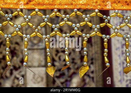 Perles décoratives au temple bouddhiste Wat Hosian Voravihane de Luang Prabang au Laos Banque D'Images