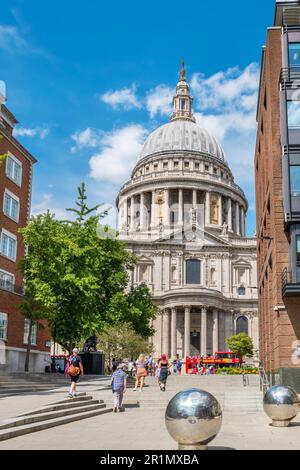 Vue sur la cathédrale Saint-Paul depuis la rue piétonne de Peter's Hill. Londres, Angleterre Banque D'Images